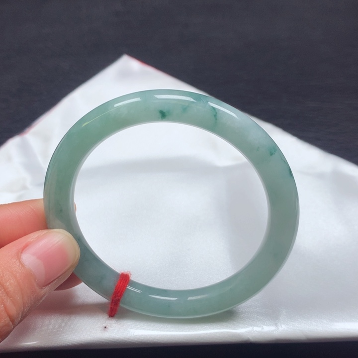 翡翠手镯（圆镯）未镶嵌53圈