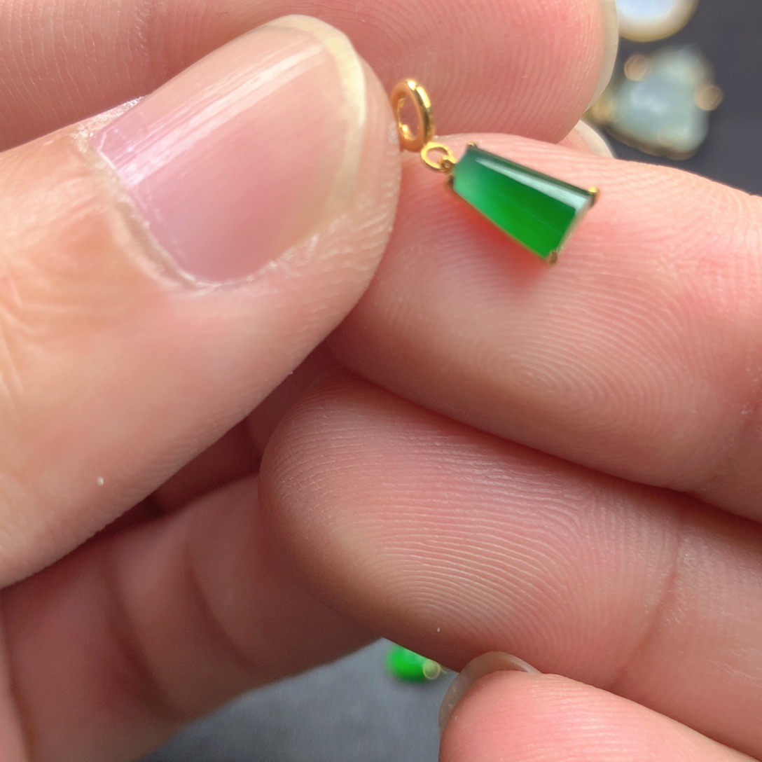 【闪购商品】颈饰18K金镶嵌翡翠翡翠