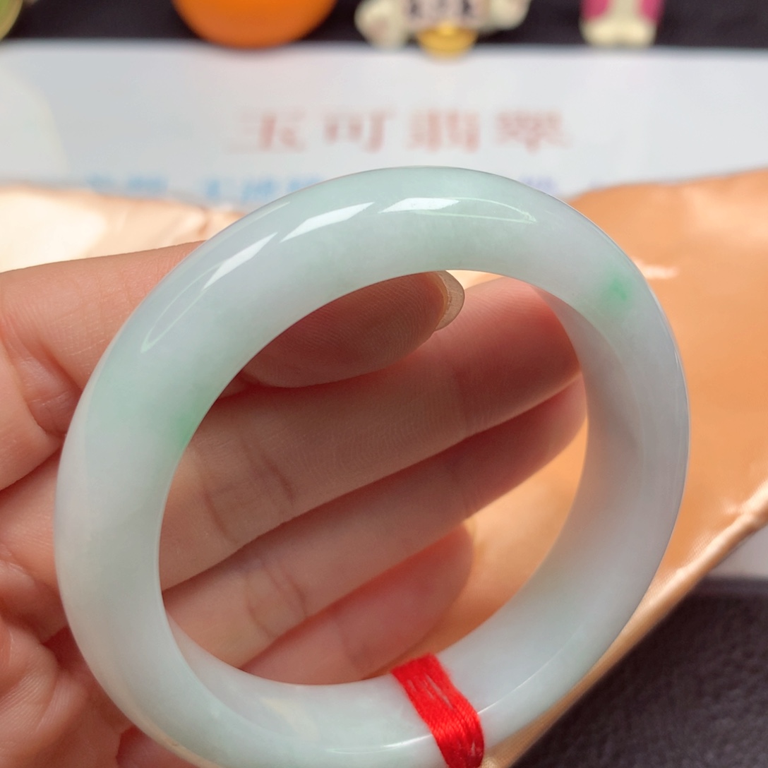 翡翠未镶嵌手镯细腻白底青飘