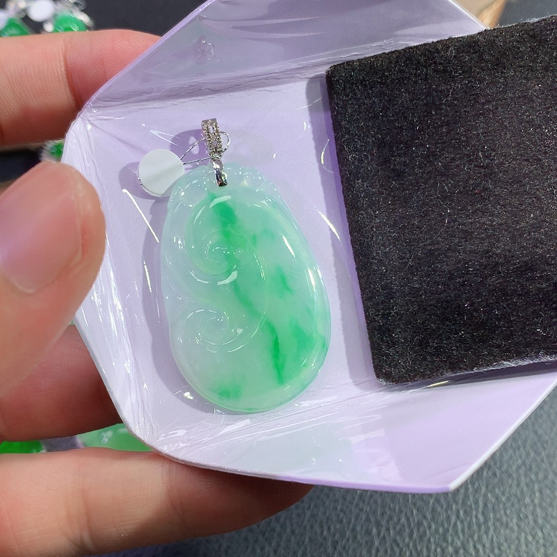 翡翠18K金镶嵌吊坠(赠链)