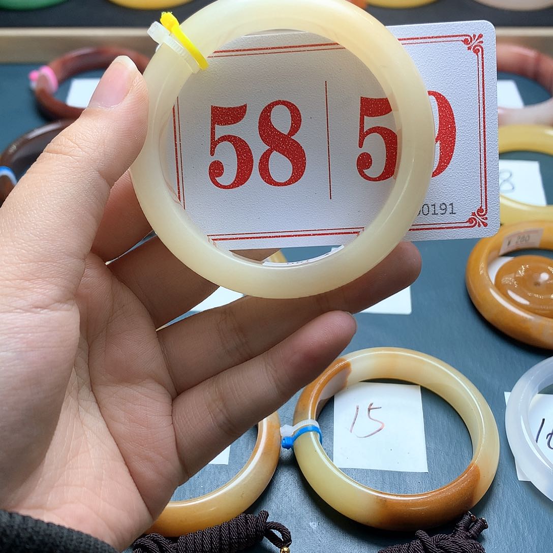 未镶嵌石英质玉（黄龙玉）手镯