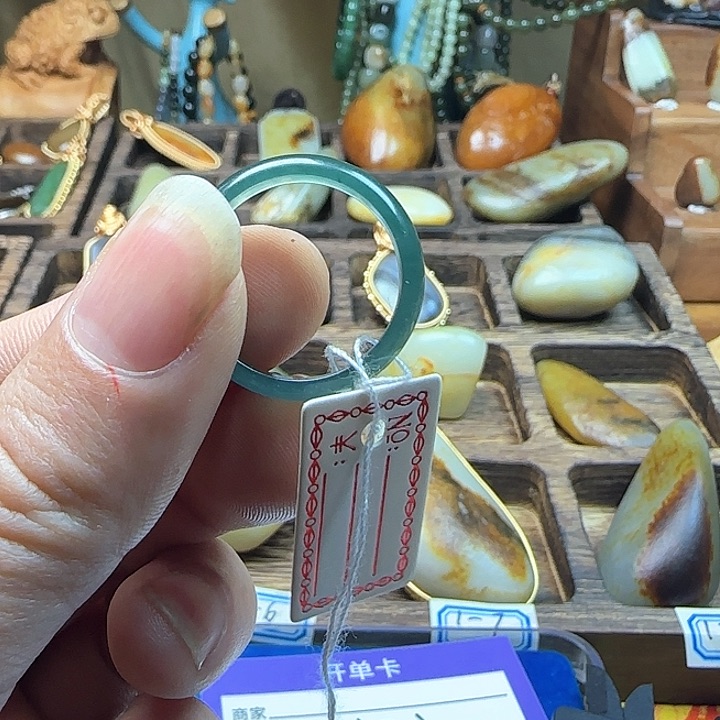 翡翠戒指未镶嵌晴****?