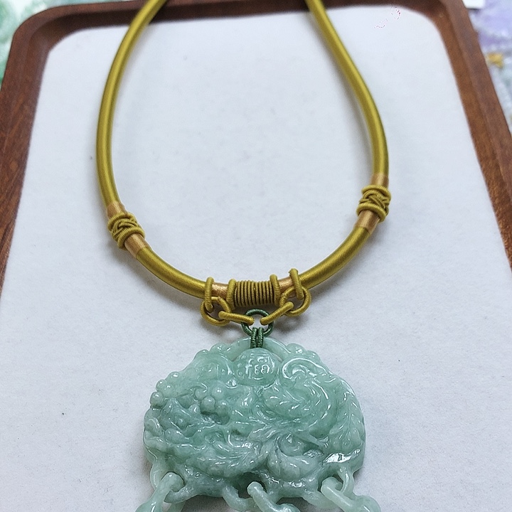 翡翠颈饰未镶嵌吊坠