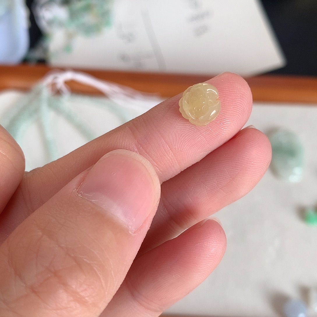 p***️翡翠未镶嵌颈饰花