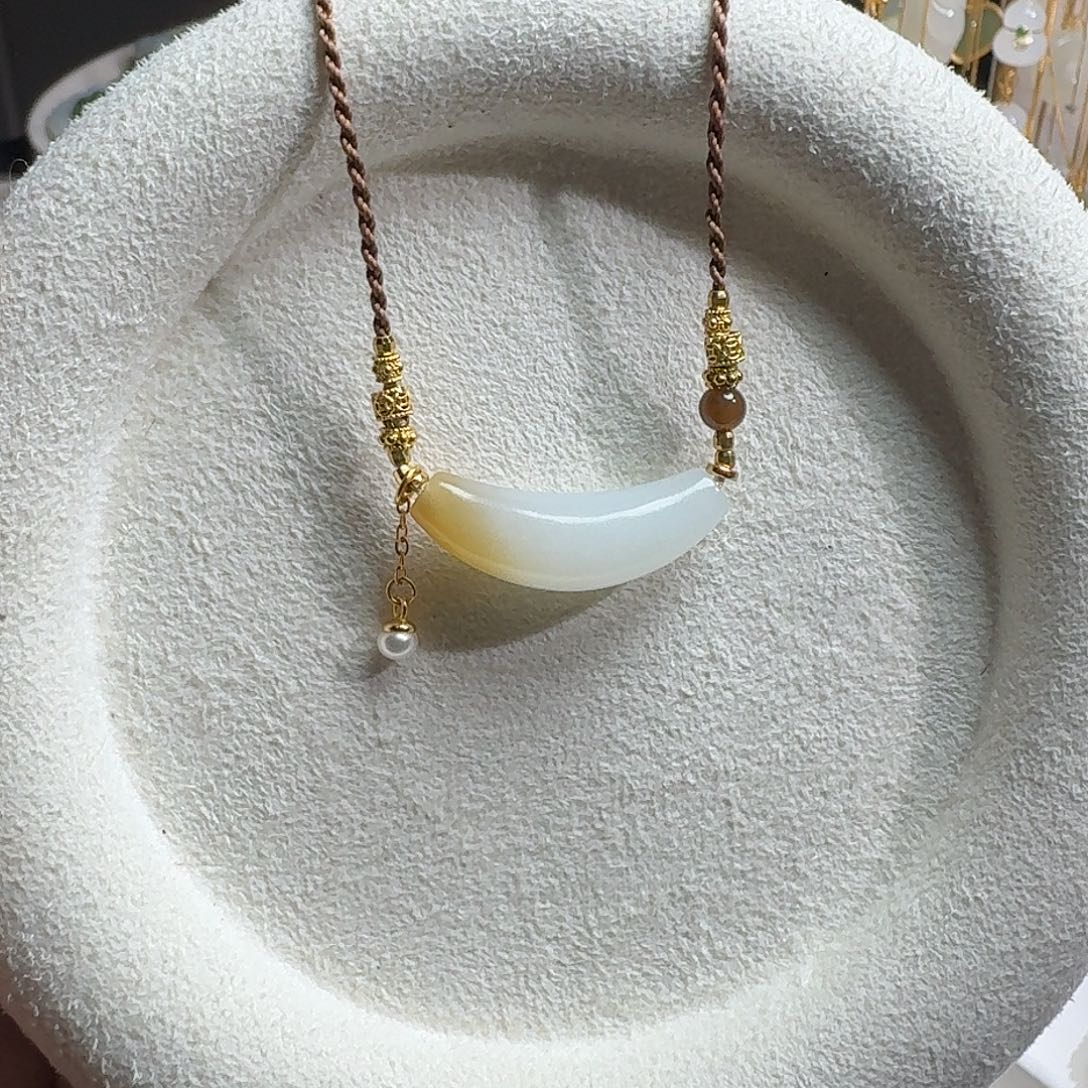 呱****和田玉未镶嵌颈饰月牙