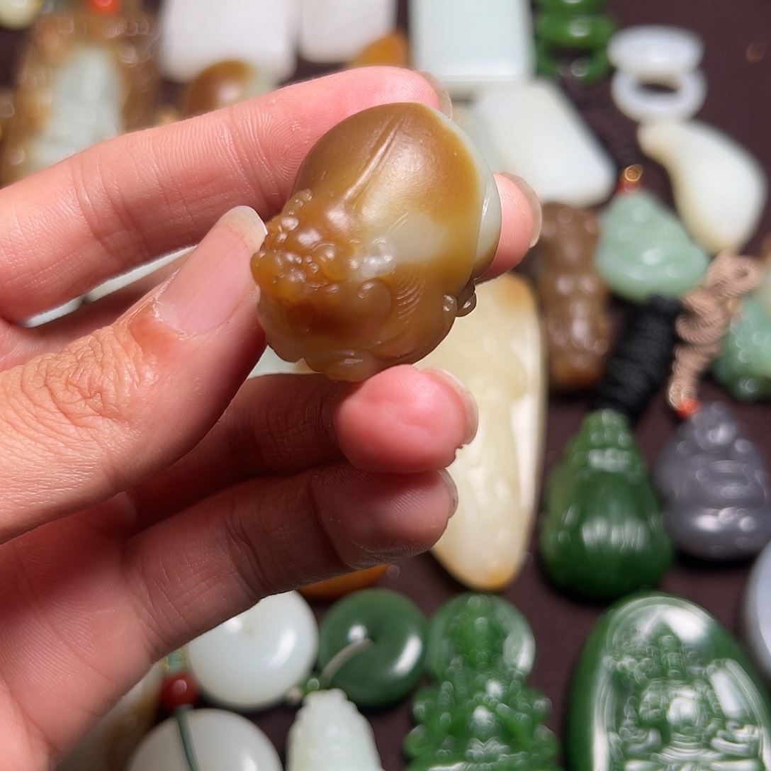 和田玉挂件未镶嵌路***亚