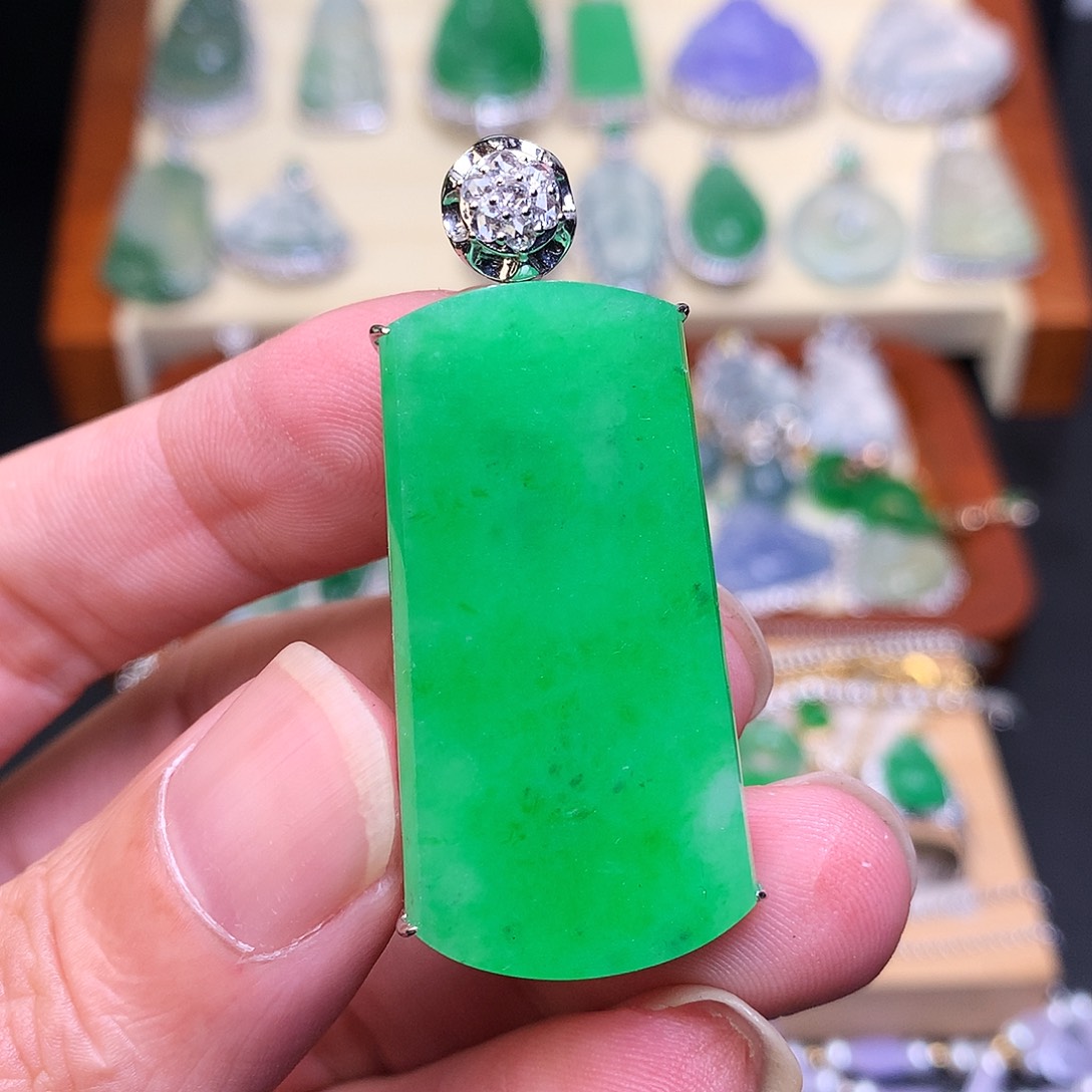 翡翠颈饰18K金镶嵌无事牌