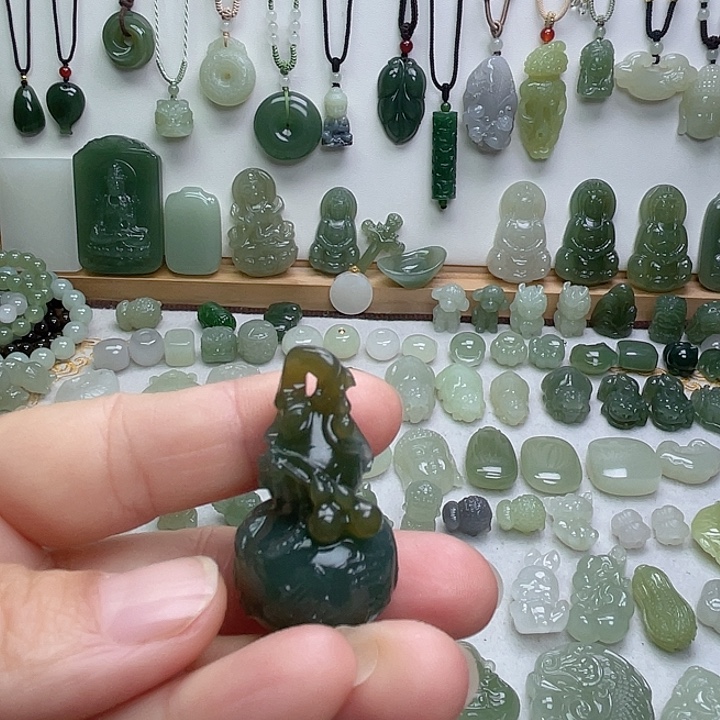 “***”和田玉未镶嵌颈饰