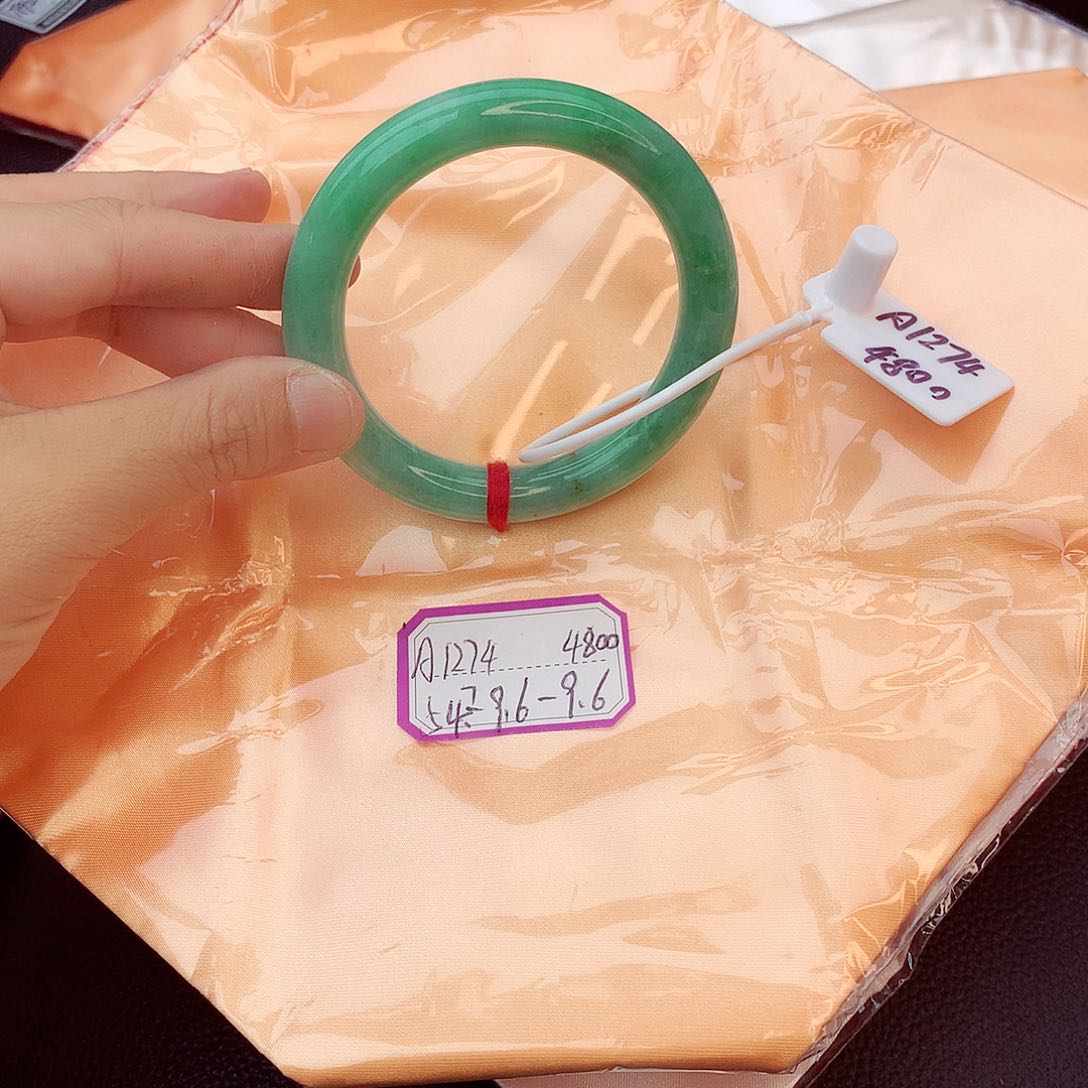 翡翠手镯未镶嵌翡翠