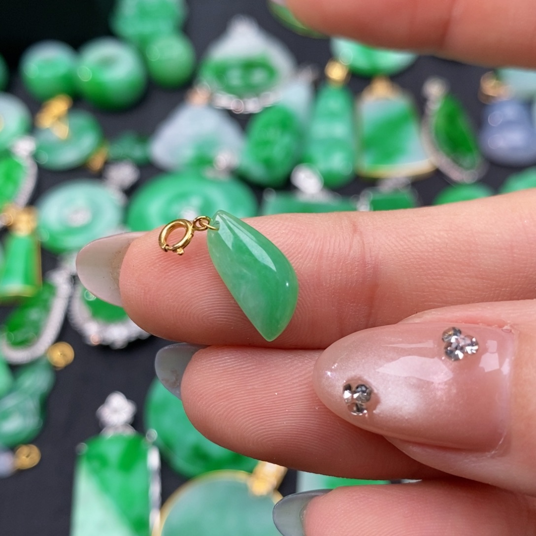 翡翠颈饰18K金镶嵌翡翠