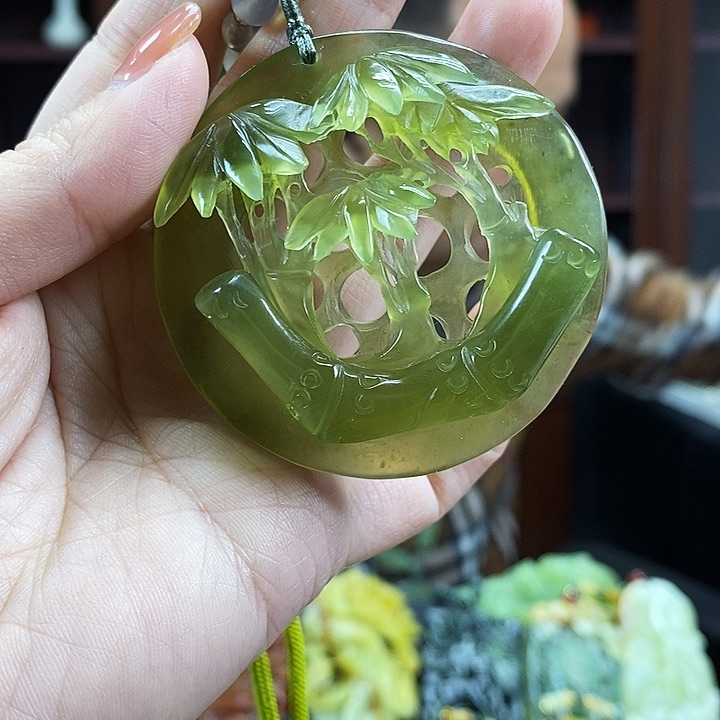 蛇纹石玉未镶嵌吊坠