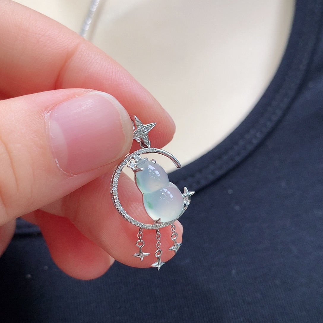 翡翠18K金镶嵌颈饰葫芦