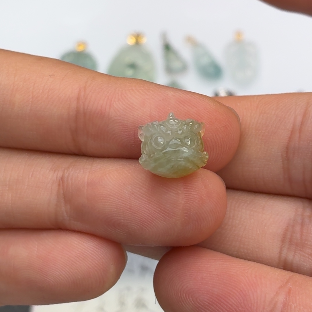 翡翠未镶嵌颈饰醒狮