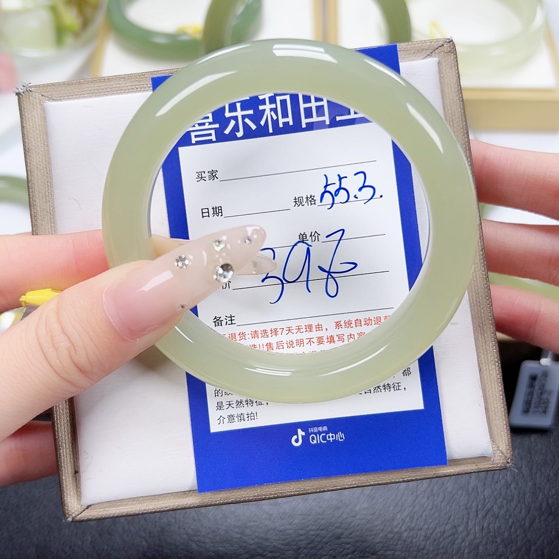 和田玉未镶嵌手镯