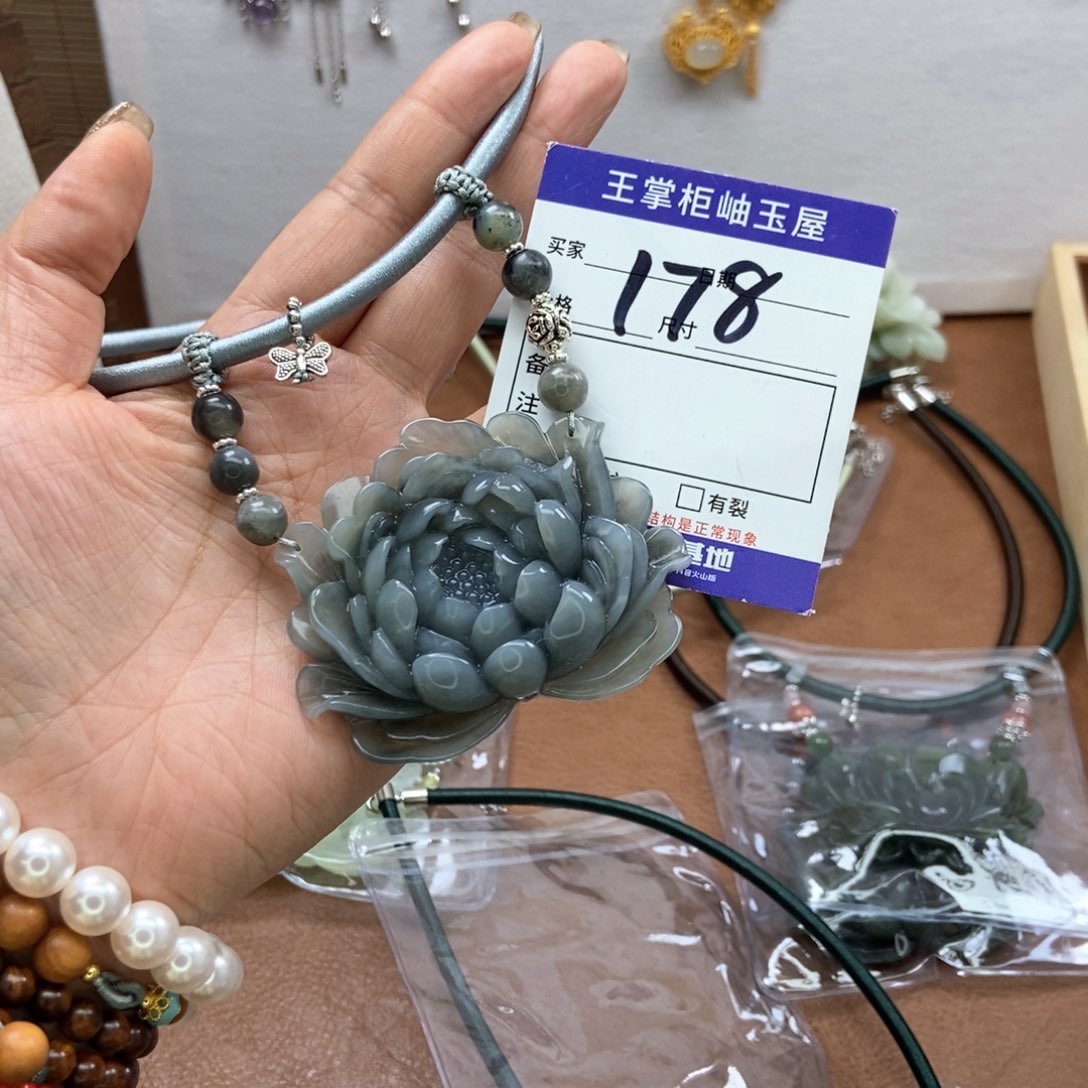 岫玉吊坠吊坠未镶嵌?