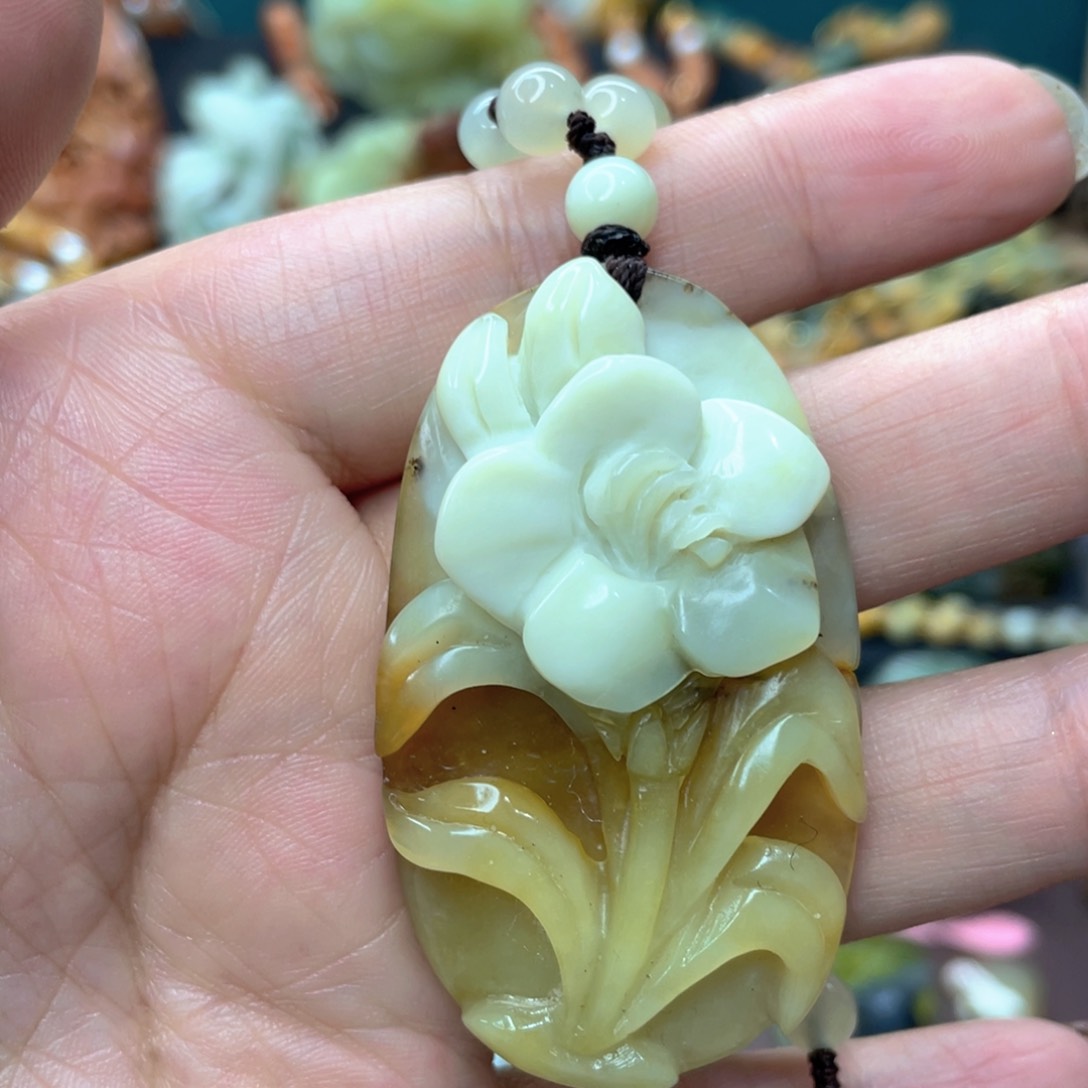蛇纹石玉颈饰未镶嵌