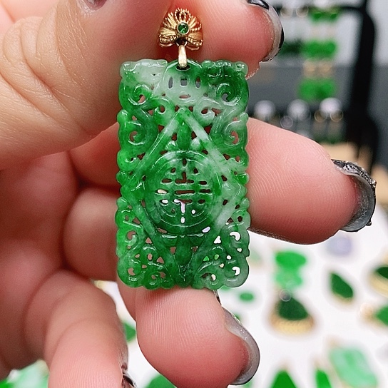 翡翠18K金镶嵌颈饰挂件