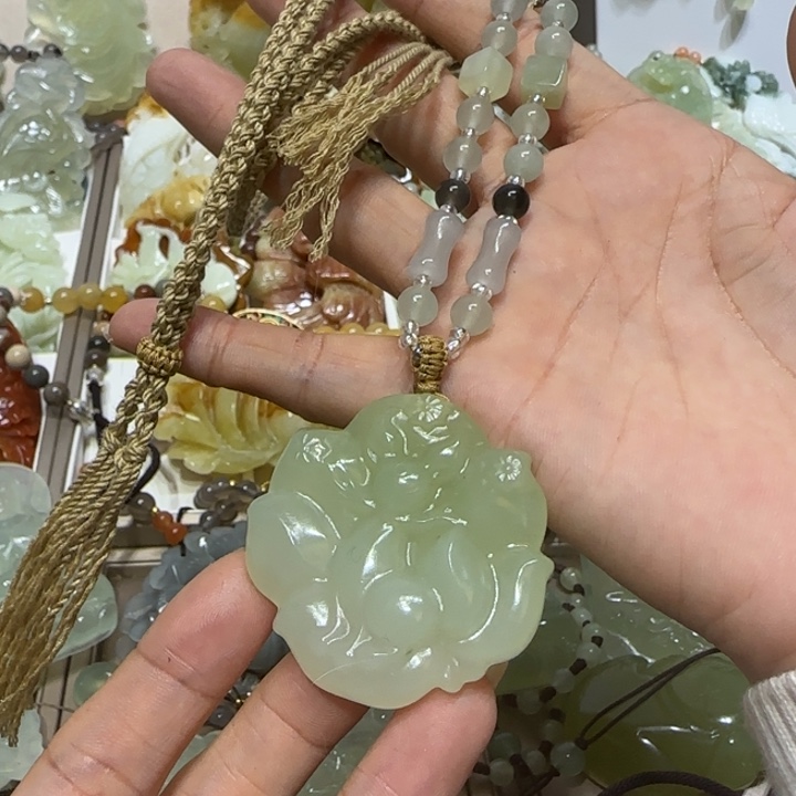 蛇纹石玉吊坠未镶嵌