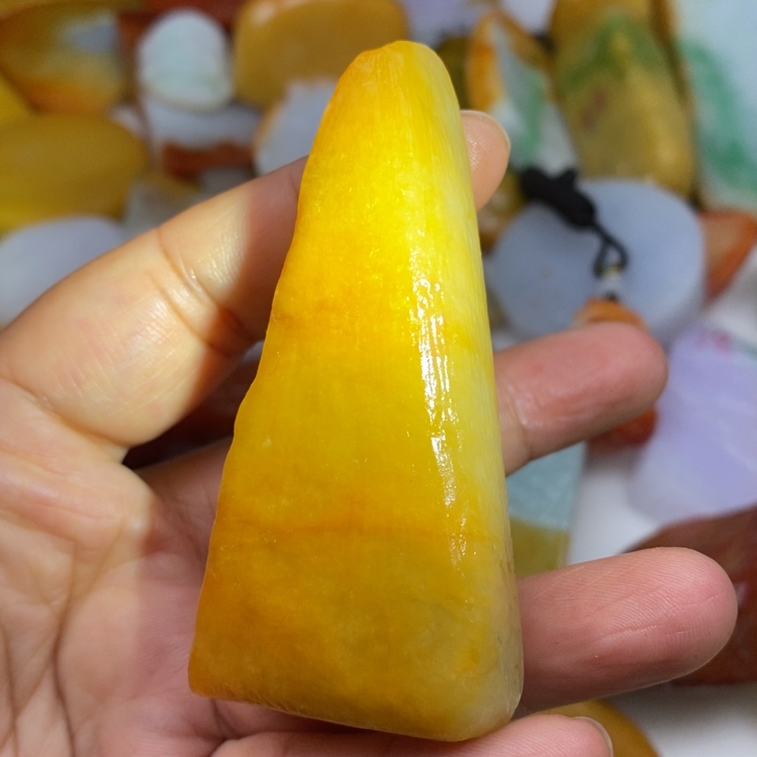 翡翠挂件未镶嵌缅甸的