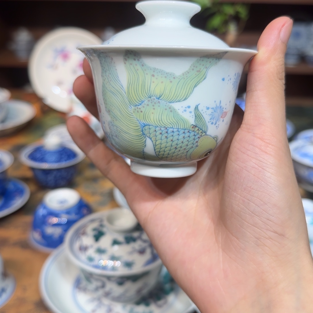 叹徽粉彩小金鱼盖碗