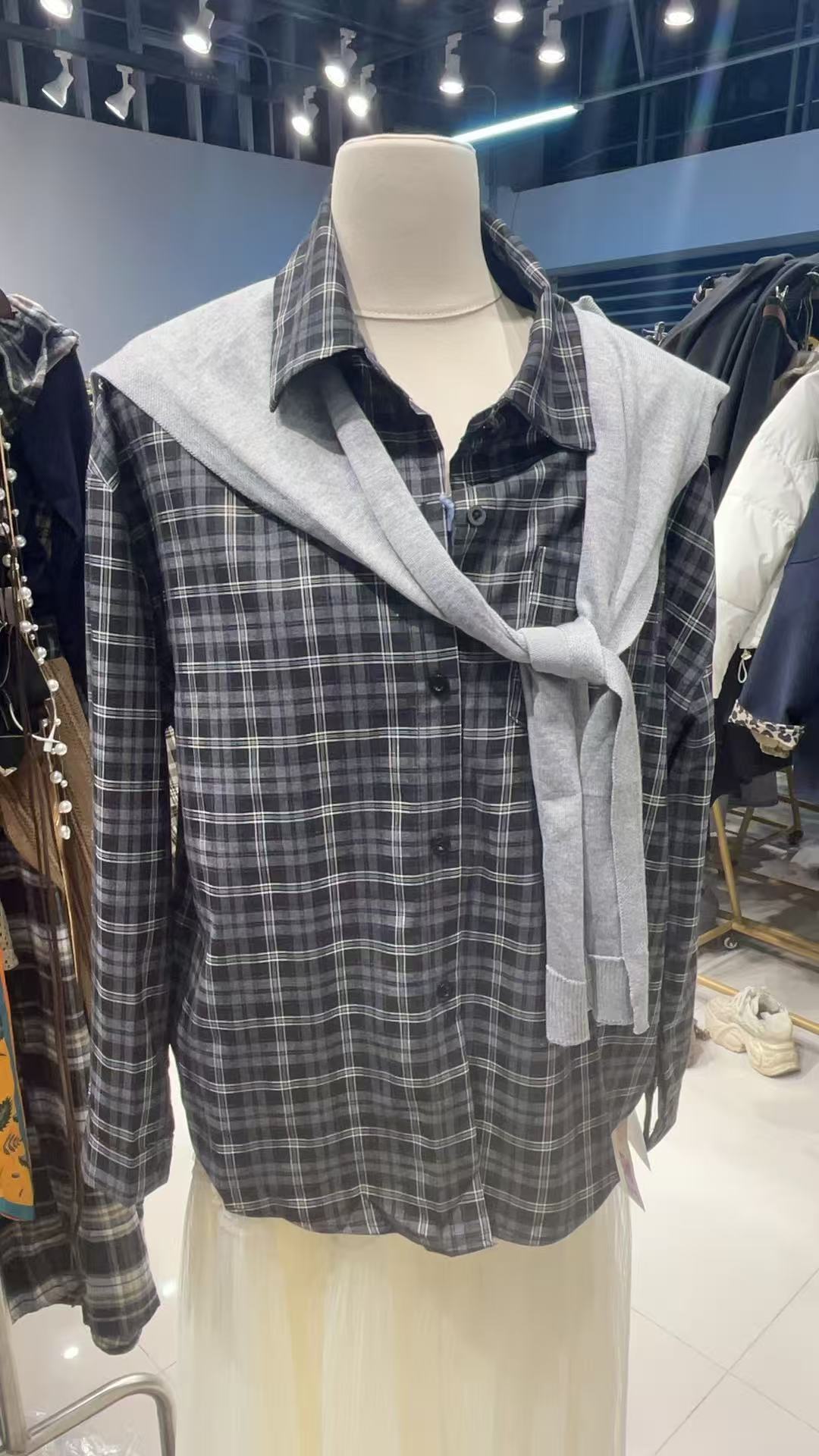 226区9A213黑格衬衫+披肩（颜色随机）