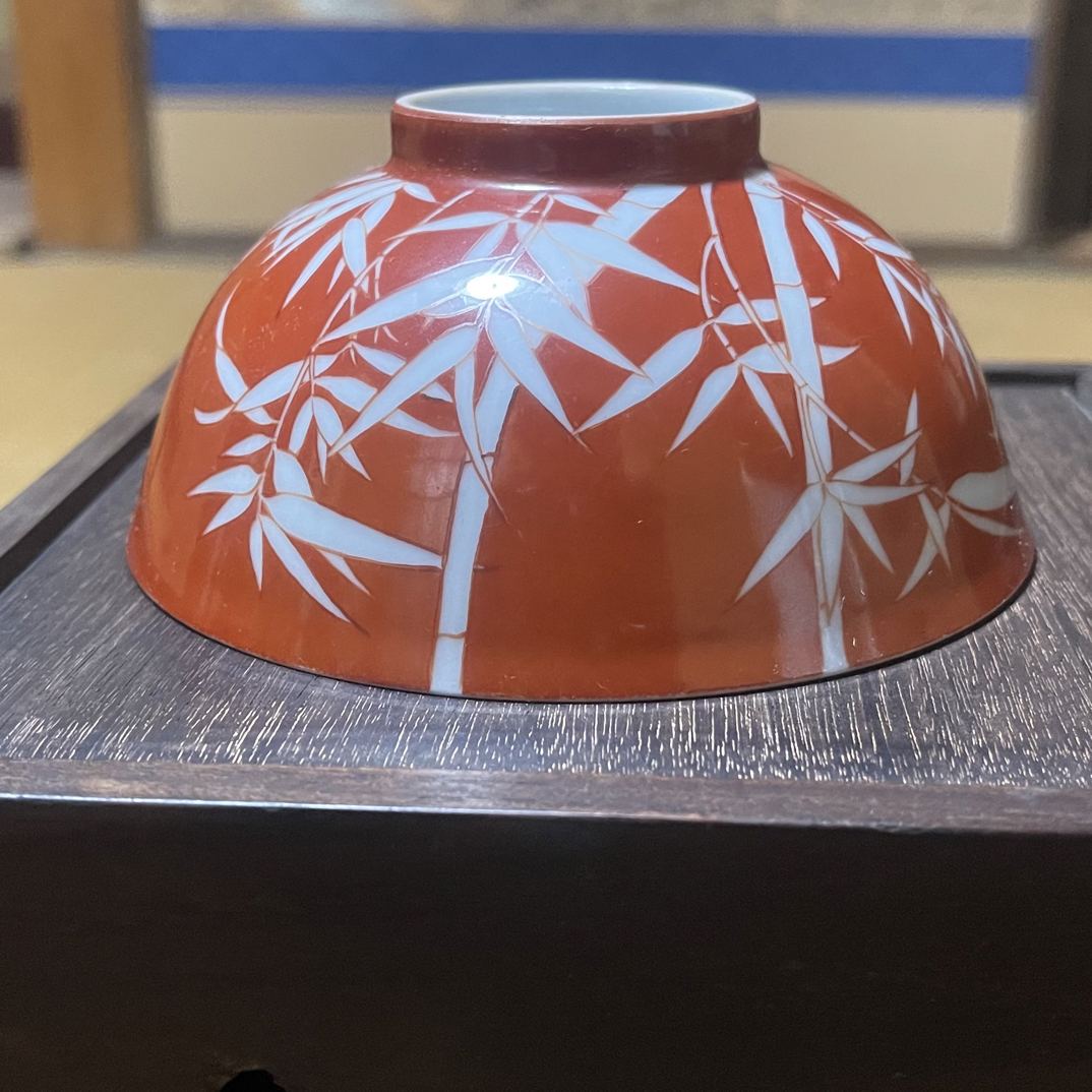 一件画片精美的碗