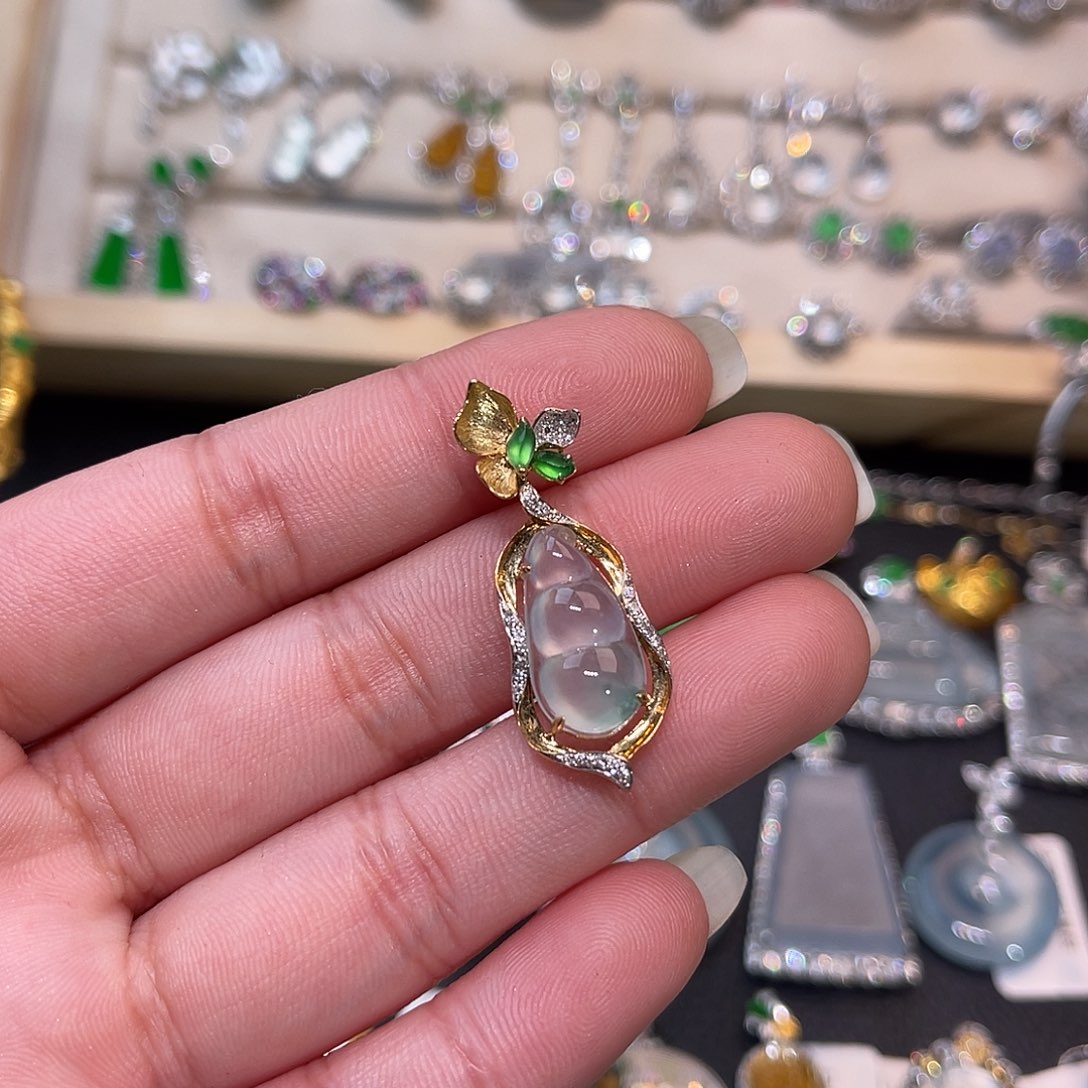 翡翠18K金镶嵌颈饰豆子