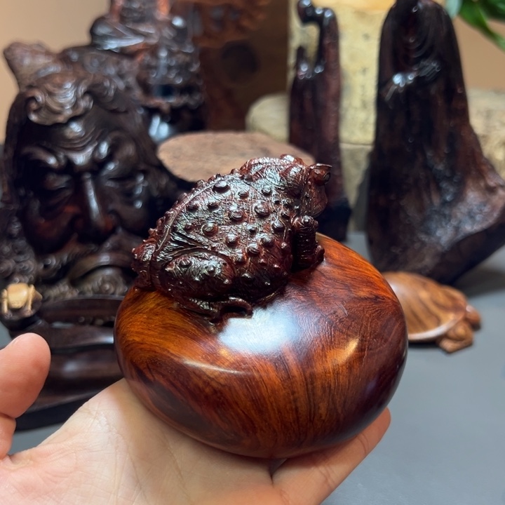 杨***子木小叶紫檀蟾蜍摆件