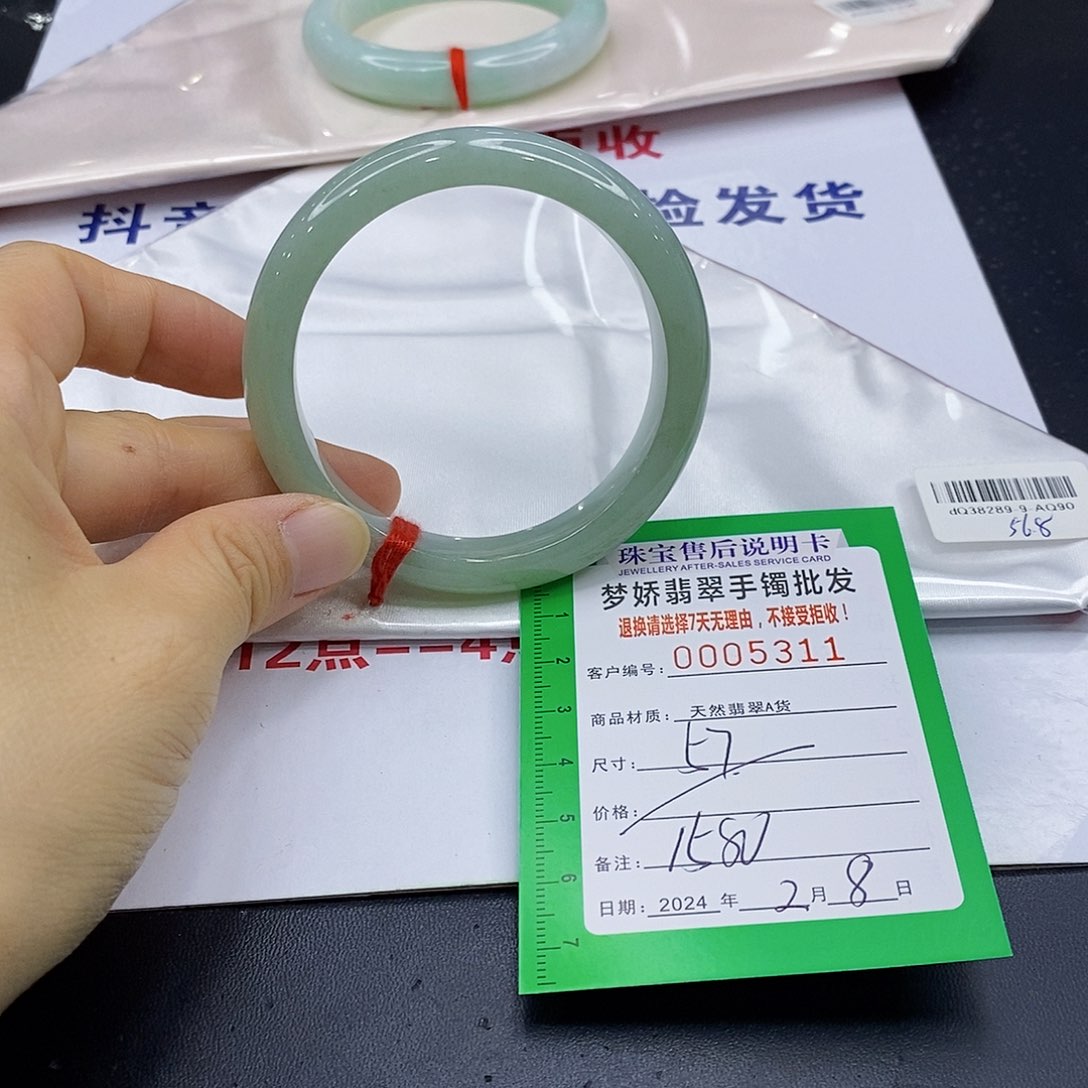 翡翠手镯未镶嵌翡翠手镯