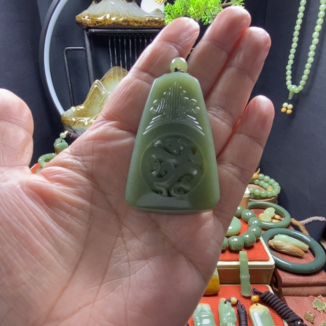 岫岩老玉（透闪石质玉）吊坠未镶嵌