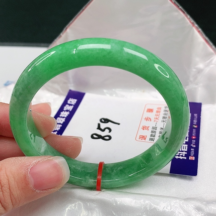 翡翠手镯未镶嵌翡翠