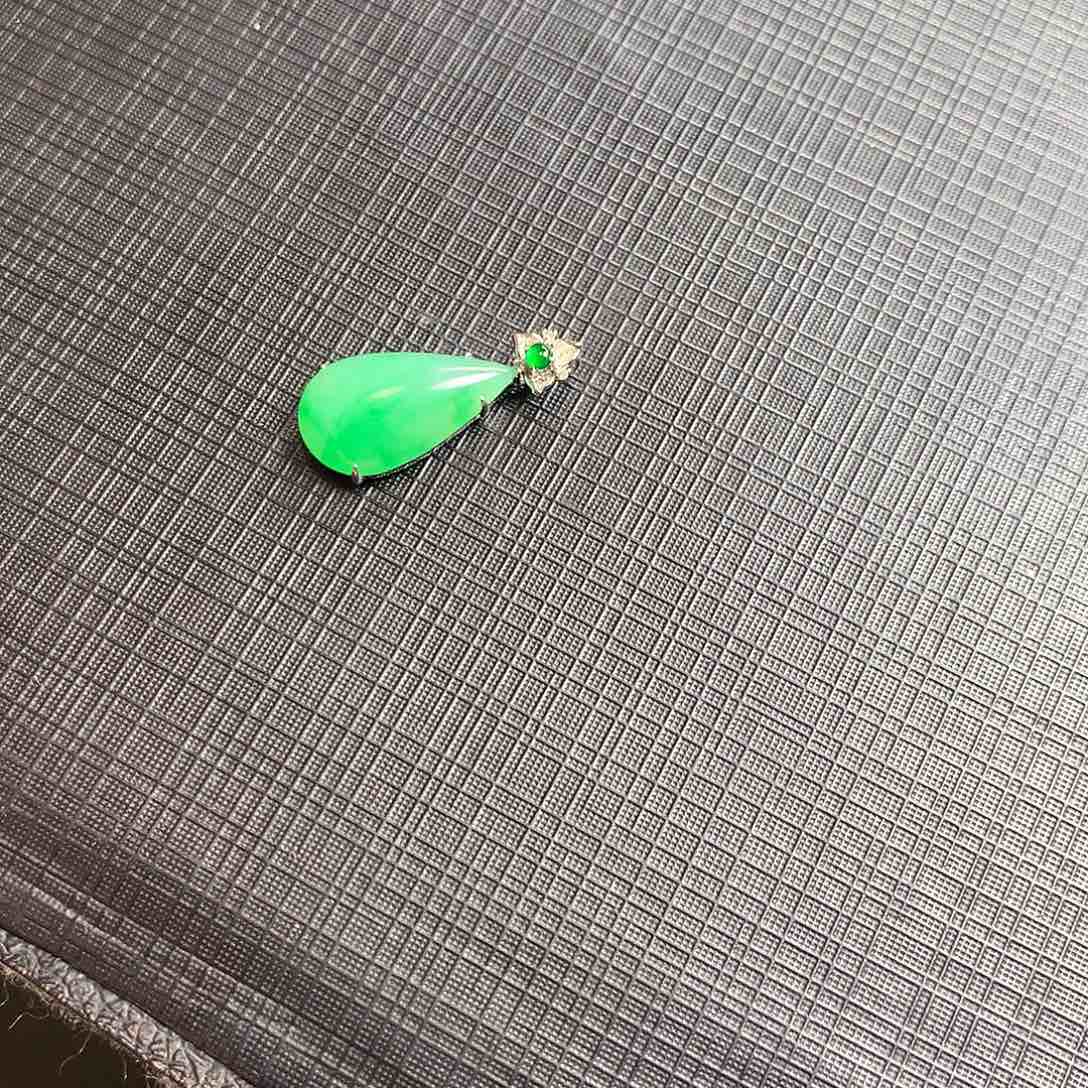 翡翠颈饰18K金镶嵌翡翠