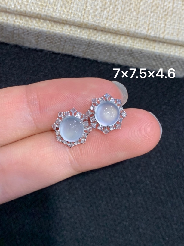 18K金镶嵌天然缅甸翡翠阳绿蛋面耳饰