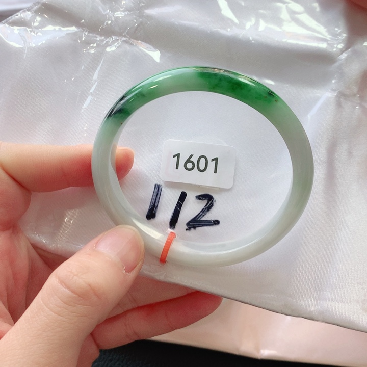 翡翠手镯未镶嵌向**?天然翡翠手镯01