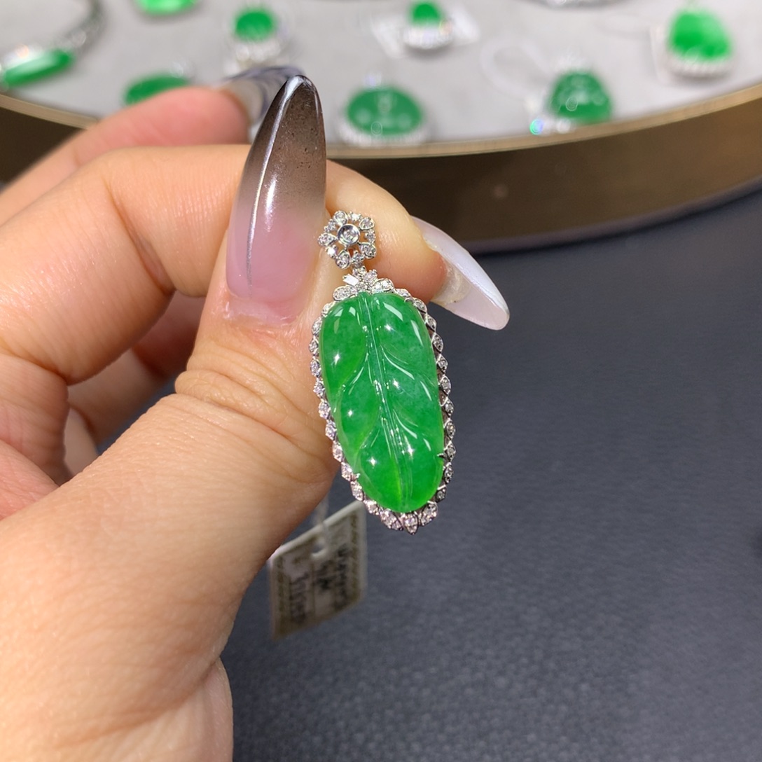 翡翠颈饰18K金镶嵌翡翠