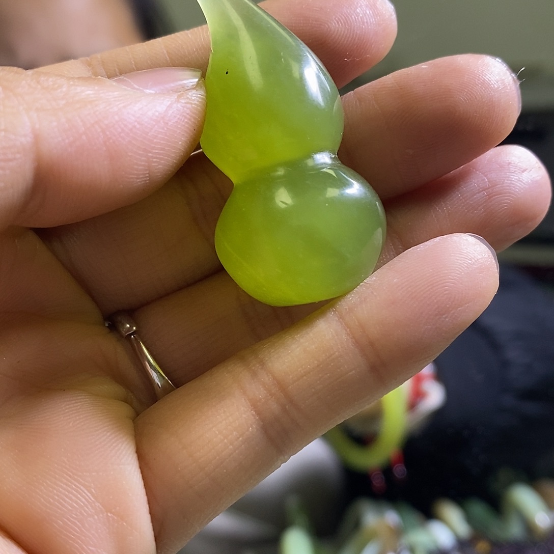 岫玉未镶嵌颈饰一个