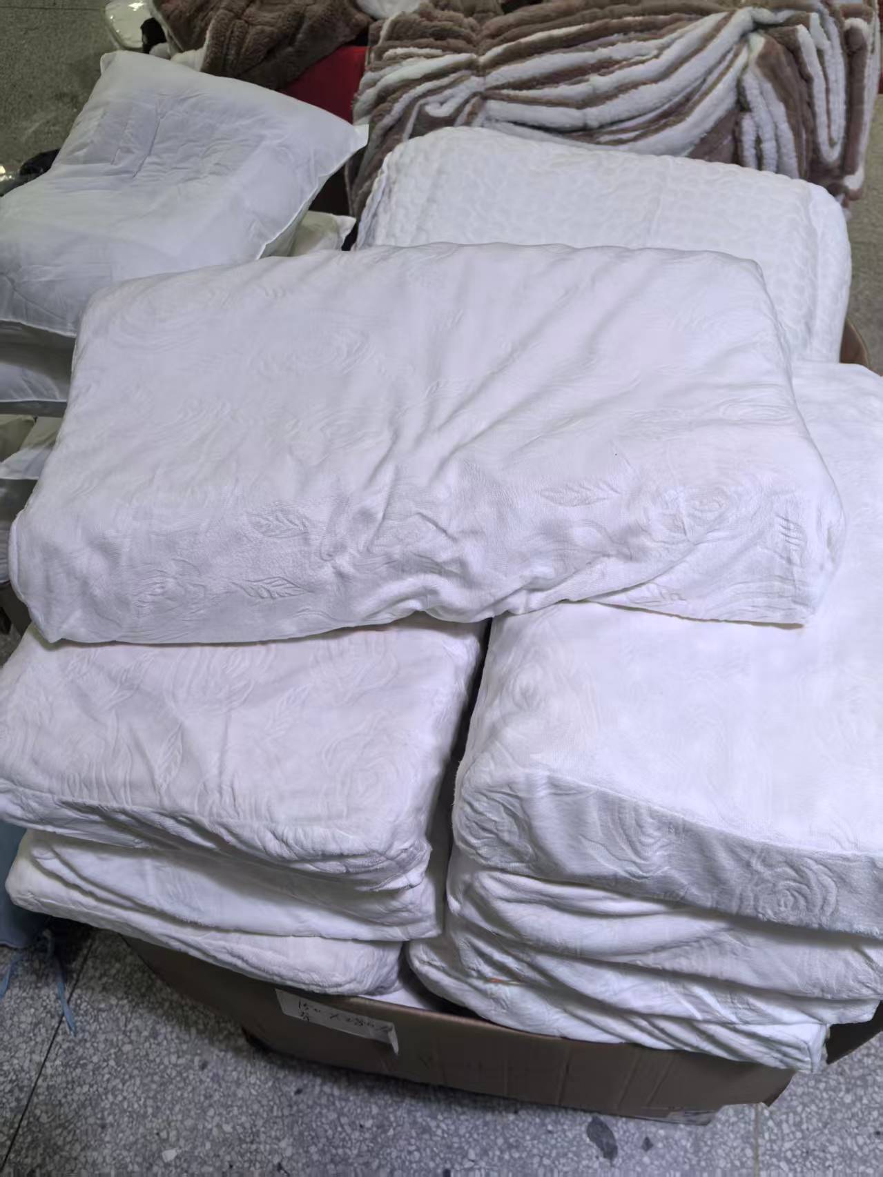 《厚广家》3楼35×55×12白色加厚加绒乳胶枕 发1个2.5斤