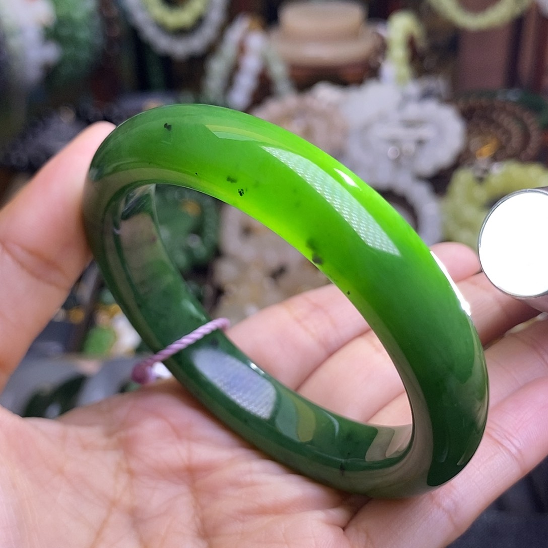 和田玉手镯未镶嵌55 辣绿碧玉脂膏级手镯