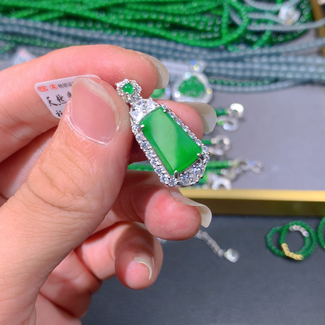 翡翠吊坠(赠链)未镶嵌天然