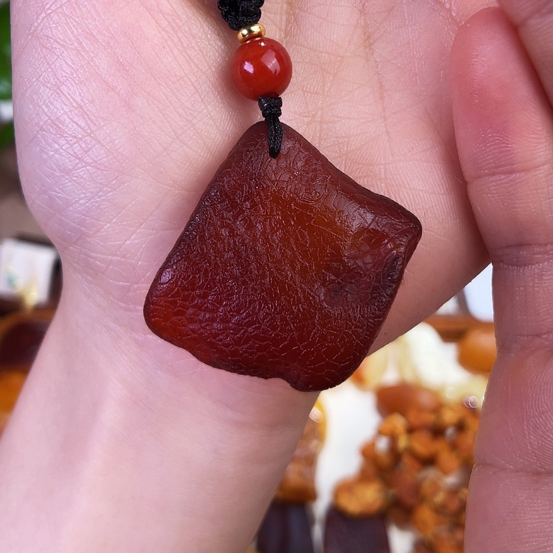 琥珀珠宝奇石未镶嵌。