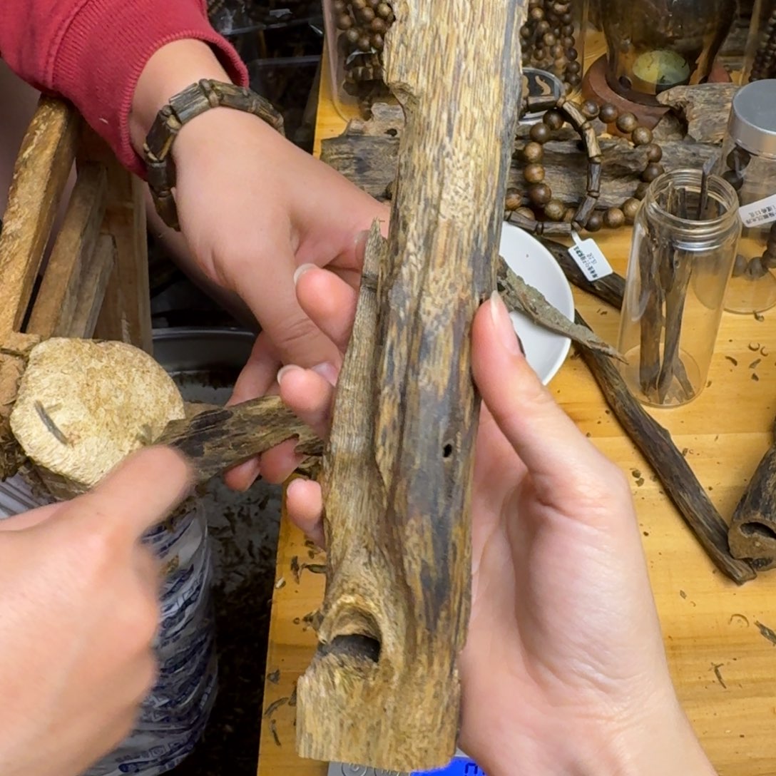 沉香手把件陆河品种块料105克