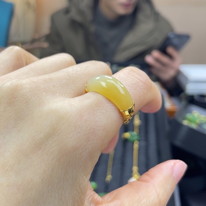 和田玉18K金镶嵌戒指
