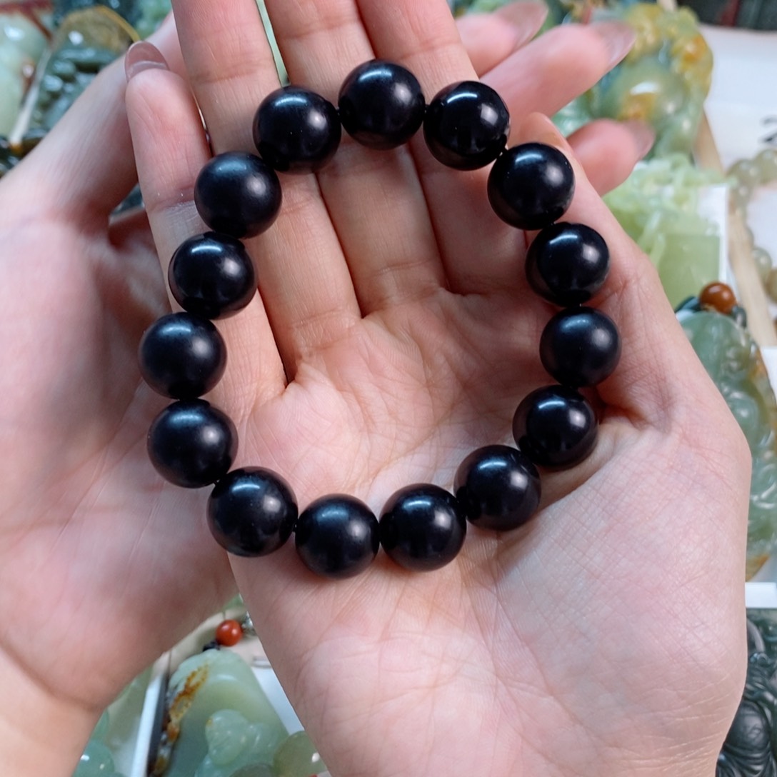 透闪石质玉手链未镶嵌与****。