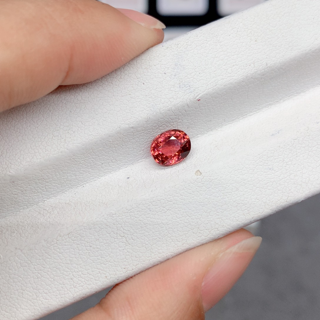 碧玺裸石未镶嵌5.8*7mm有包体