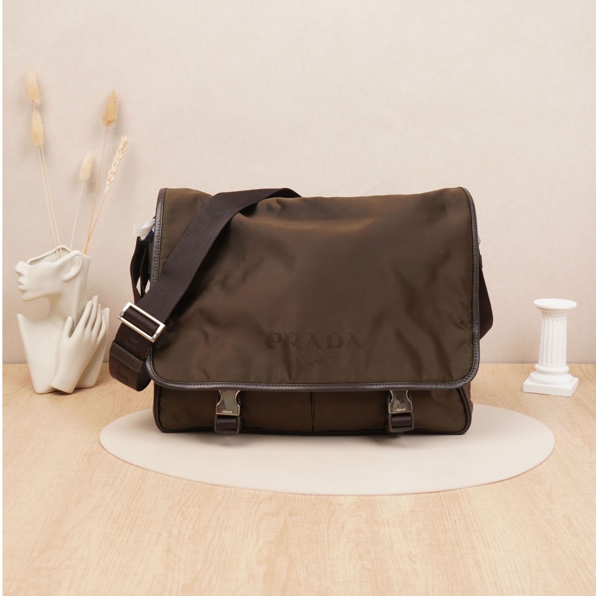 95新 Prada/普拉达   普拉达尼龙斜挎邮差包橄榄绿/DS021848