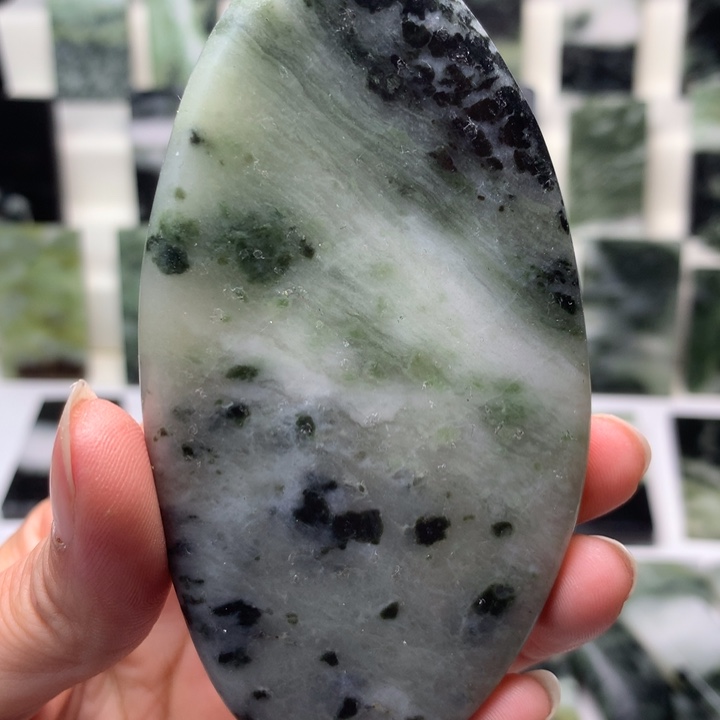 独山玉颈饰未镶嵌