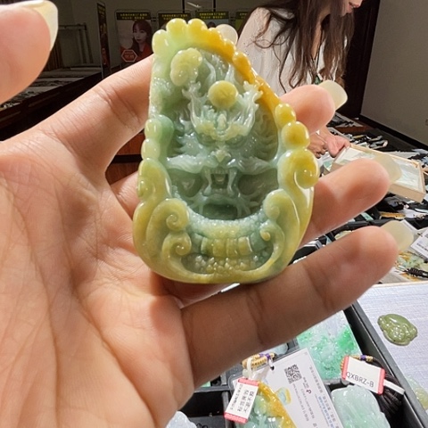 翡翠未镶嵌项圈一个