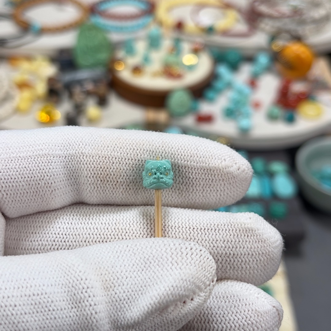 绿松石未镶嵌雕刻件醒狮