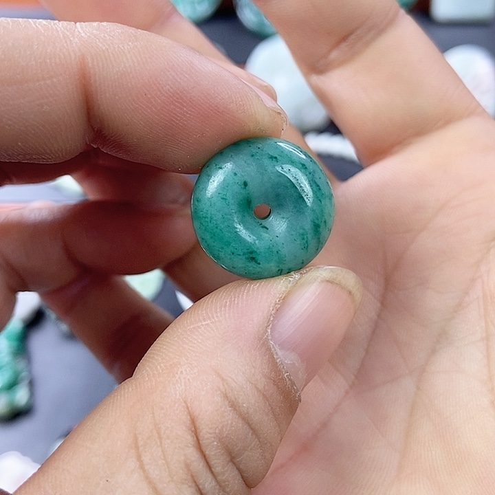 独山玉颈饰未镶嵌