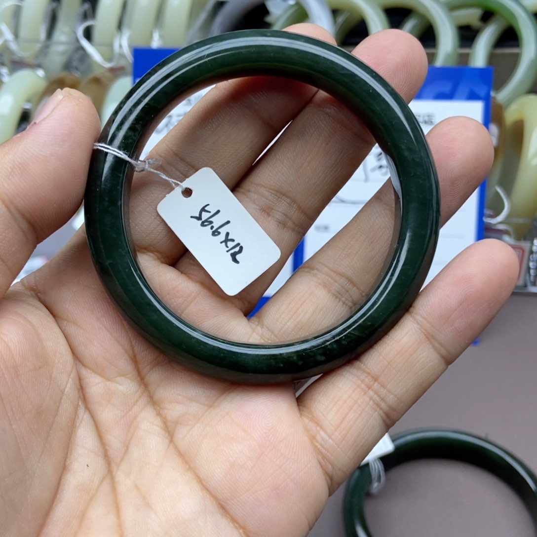 和田玉手镯未镶嵌丝*